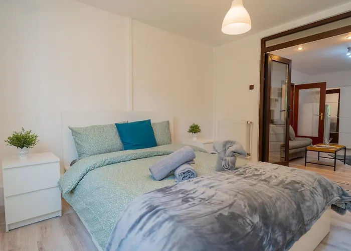 Velaris Collection I 2br Luxury I 5min Metro I District