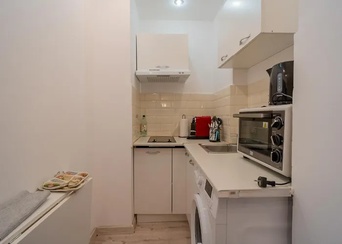 Velaris Collection I 2br Luxury I 5min Metro I District