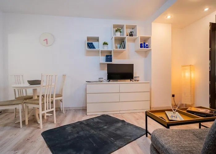 Velaris Collection I 2br Luxury I 5min Metro I District 布加勒斯特