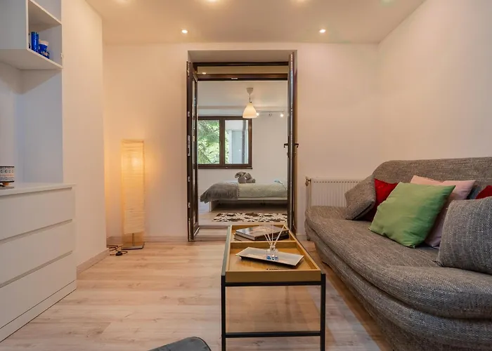 Velaris Collection I 2br Luxury I 5min Metro I District