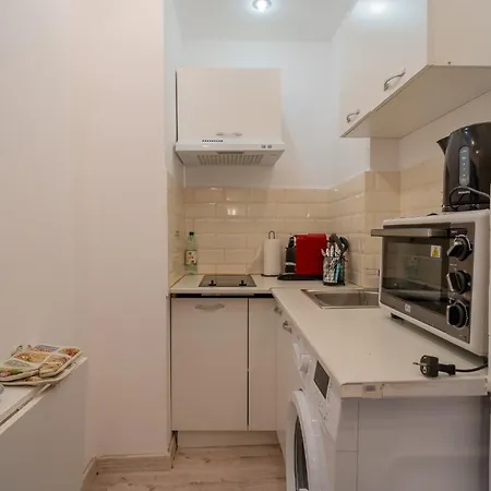 Velaris Collection I 2br Luxury I 5min Metro I District