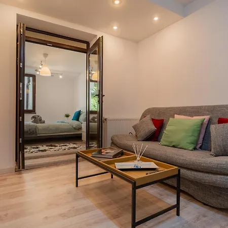 Velaris Collection I 2br Luxury I 5min Metro I District Апартаменти Бухарест